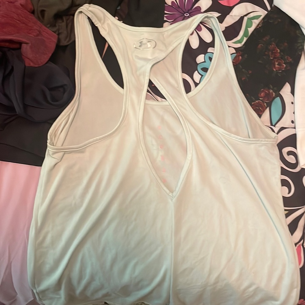 Size medium under armour top.